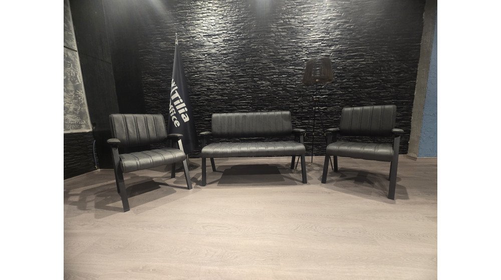 Tilia Lazer modern ofis bekleme grubu, siyah deri döşemeli ikili kanepe ve iki tekli koltuktan oluşan set.